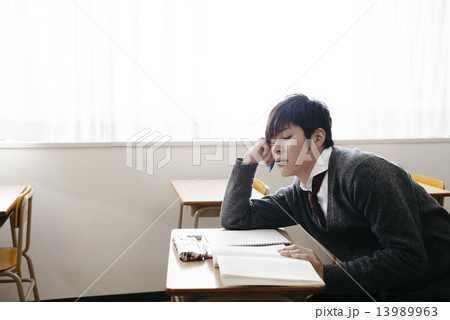 授業に飽きる男子学生 13989963