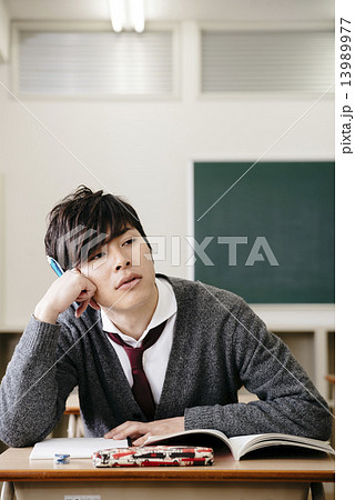 授業に飽きる男子学生 13989977