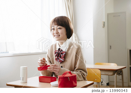 お弁当を食べる女子学生 13990343