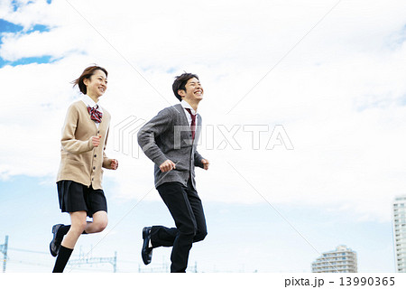 走る学生の写真素材
