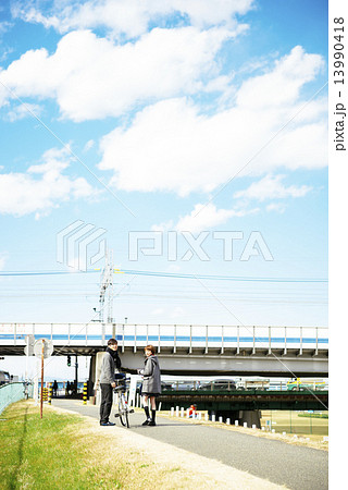 河川敷を歩く学生 13990418