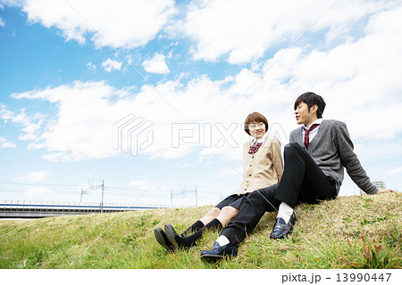 河川敷に座る学生の写真素材
