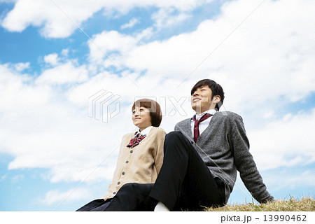 河川敷に座る学生の写真素材