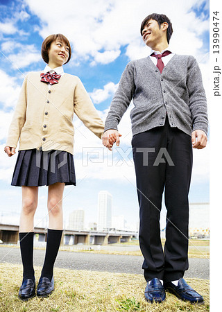 手を繋ぐ学生カップル 手を繋ぐ学生カップル 13990474