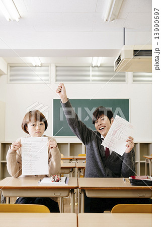 テスト用紙を持つ学生 テスト用紙を持つ学生 13990697