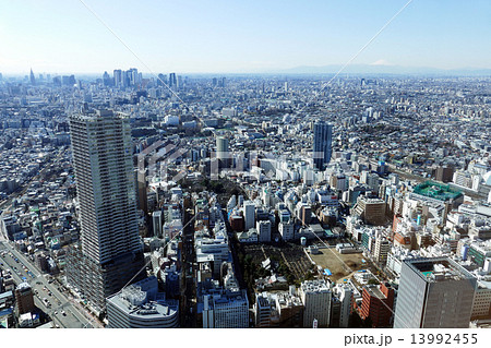 池袋から望む富士山と東京都心の街並 13992455