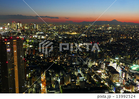 池袋から望む富士山と東京都心の街並  左に新宿高層ビル群 右に池袋駅 13992524
