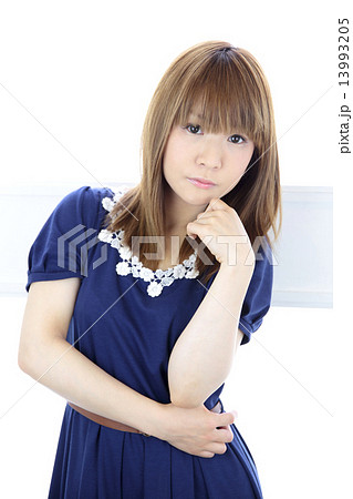 若い女性　ヘアスタイル 13993205