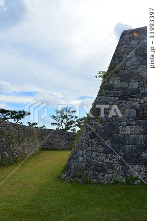 世界遺産・座喜味城跡の「二の郭」(沖縄県中頭郡読谷村) 世界遺産・座喜味城跡の「二の郭」(沖縄県中頭郡読谷村) 13993397