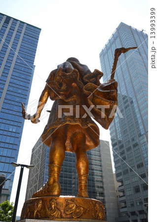 黄金のプロメテウス像(後ろ姿)（JX日鉱日石エネルギー株式会社 本社ビル前／東京都千代田区大手町） 13993399