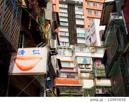 歯医者の看板が見える迪化街の街並み 13993636