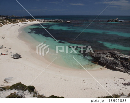 オーストラリア・ロットネス島のビーチ 13995083