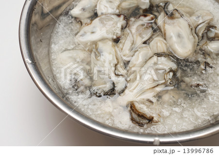 生牡蠣を大根おろしで手洗い 生牡蠣を大根おろしで手洗い 13996786