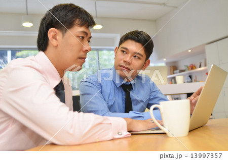 Asian business men discussing project on Laptop 13997357