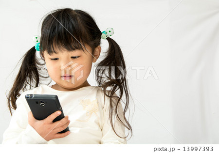 スマホと女の子 13997393