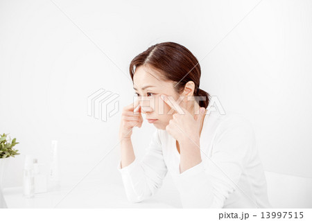 鏡を見るミドルの女性 13997515