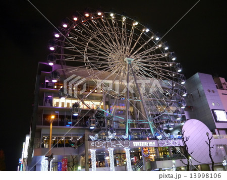 サンシャインサカエの観覧車のライトアップの写真素材