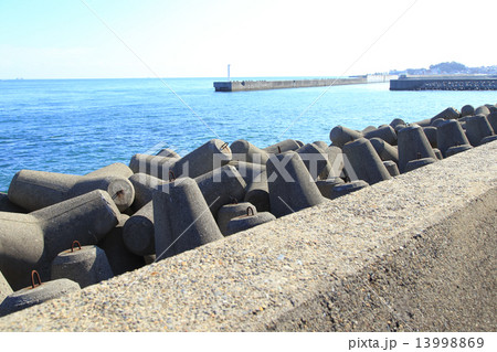 防波堤と波消しブロック 淡路島 防波堤と波消しブロック 淡路島 13998869