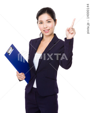 Businesswoman with clipboard and finger point up 14000144