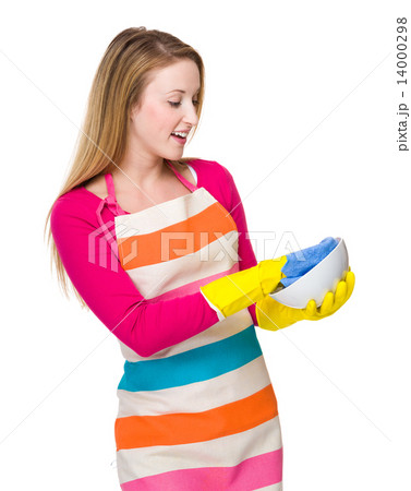 Housewife cleaning of kitchen utensil Housewife cleaning of kitchen utensil 14000298