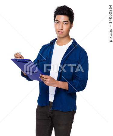 Man write on clipboard 14000864
