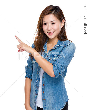 Woman point finger 14002046