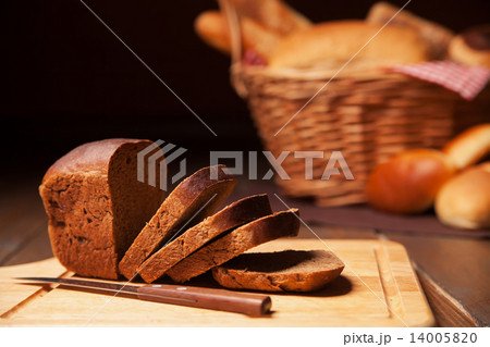 Sliced rye bread and basket  14005820