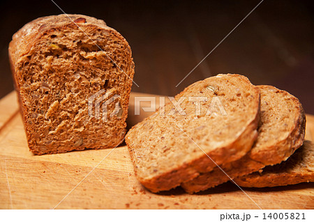 sliced rye bread on the board sliced rye bread on the board 14005821