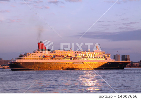 夕陽を浴びて輝きながら神戸港を出港するクルーズ客船「にっぽん丸」 14007666