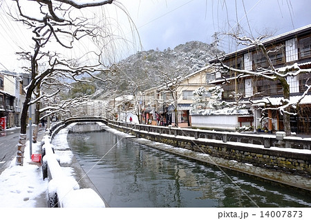 城崎温泉雪景色の写真素材