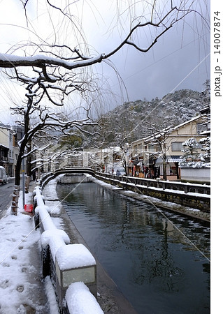 城崎温泉雪景色の写真素材