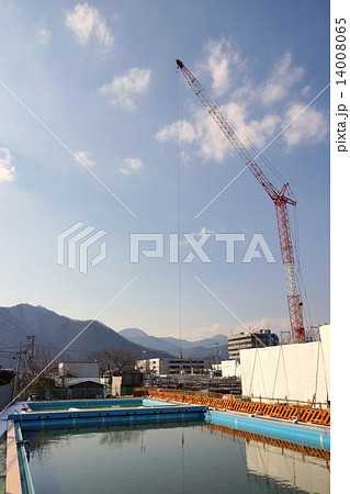 小学校建設現場とプール 14008065