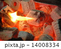 燃えさかる炭火 14008334
