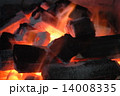 燃えさかる炭火 14008335