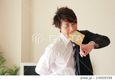 男性1人 (仕事 スーツ 寝坊 出社 遅刻 食パン パン ビジネス 寝癖 朝寝坊) 14009598
