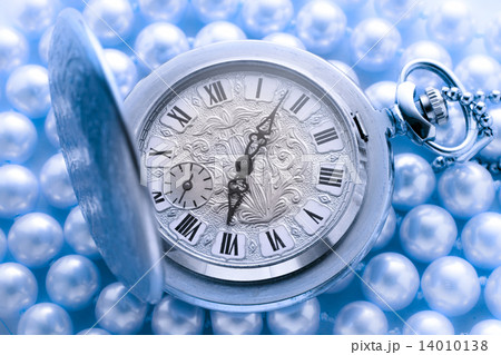 Watch on white pearl Watch on white pearl 14010138