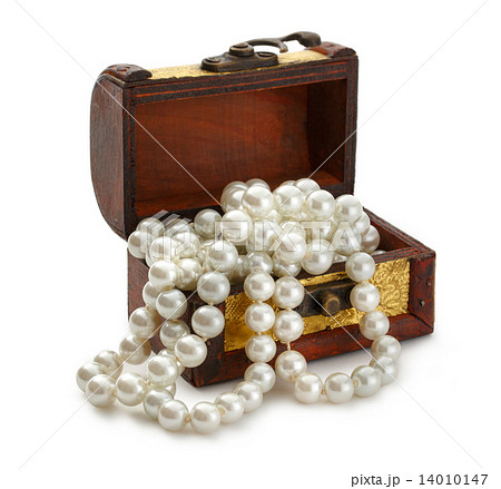 Wooden chest with white pearl necklace 14010147
