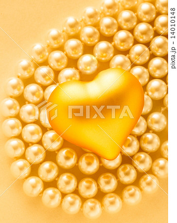 Heart on white pearl necklace 14010148