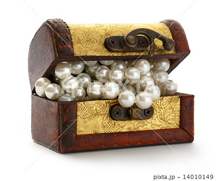 Wooden chest with white pearl necklace Wooden chest with white pearl necklace 14010149