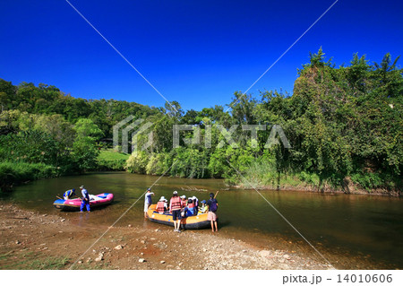 Rafters in a inflatable raft 14010606