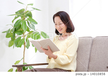 シニア女性・読書 シニア女性・読書 14010856