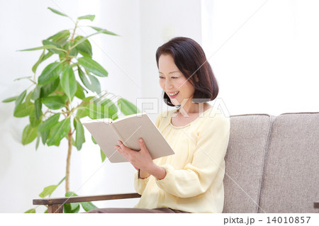 シニア女性・読書 シニア女性・読書 14010857