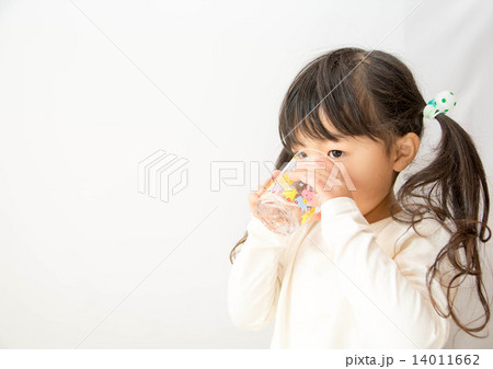 コップで水を飲む女の子 コップで水を飲む女の子 14011662