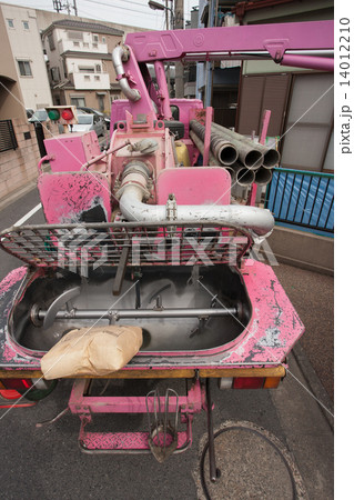 住宅建設 ミキサー車からポンプ車への生コンの注入 住宅建設 ミキサー車からポンプ車への生コンの注入 14012210