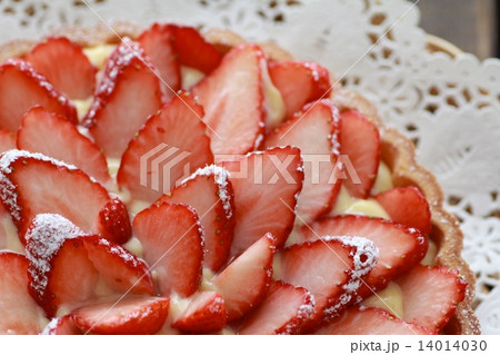 イチゴたっぷり手作りのデコレーションカスタードタルト イチゴたっぷり手作りのデコレーションカスタードタルト 14014030