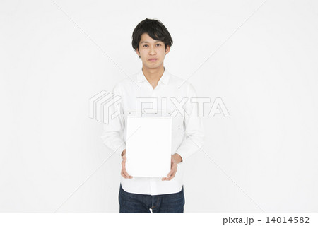 クリップボードをもつ白いシャツの若い男性 14014582