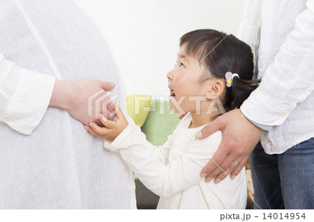 妊娠中のお母さんのお腹を心配する子供 14014954