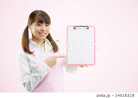 エプロンをした20代女性のピンクバックイメージ 14016328