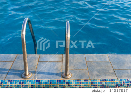 Staircase to water in swimming pool 14017817