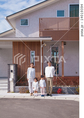 家の前の家族 14019394